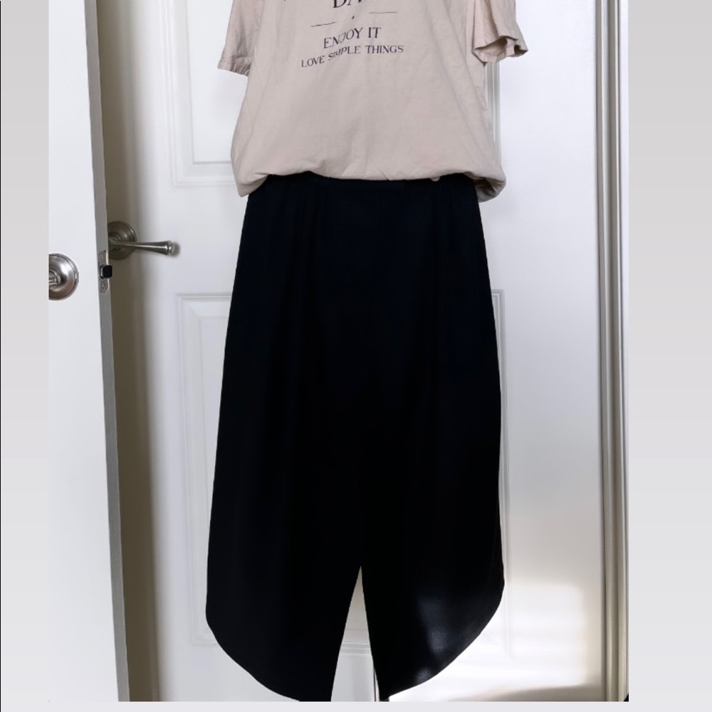 A détacher black size 6 skirt. New, Never worn.